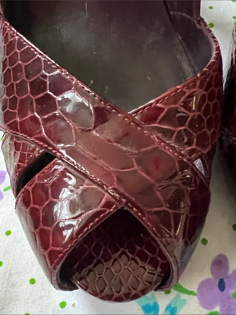 Stuart Weitzman Croc Oxblood Peep Toe Heels - 7.5 - Picture 7 of 13
